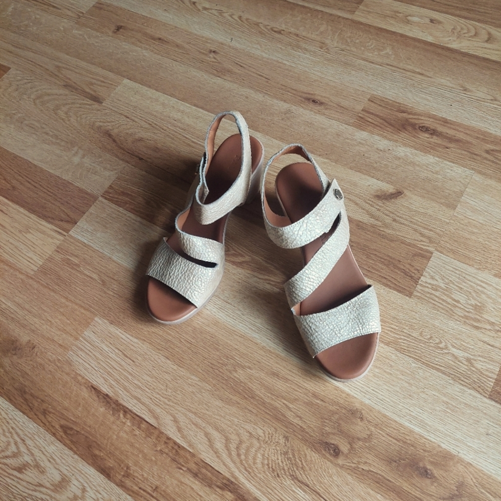 Paula Urban Light Gold Heels Size 37 (6.5)